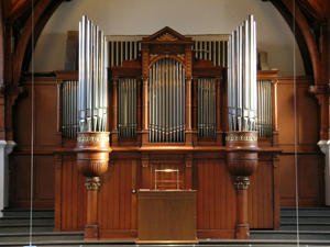 Füglister-Orgel im Gehäuse der ehemaligen Kuhn Orgel