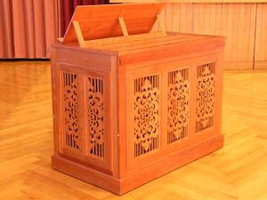 Die kompakte und bewegliche Klop-Truhen-Orgel