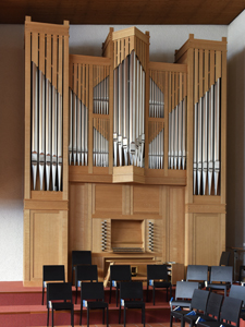 Ansprechender Neo-Barock-Orgel-Prospekt.